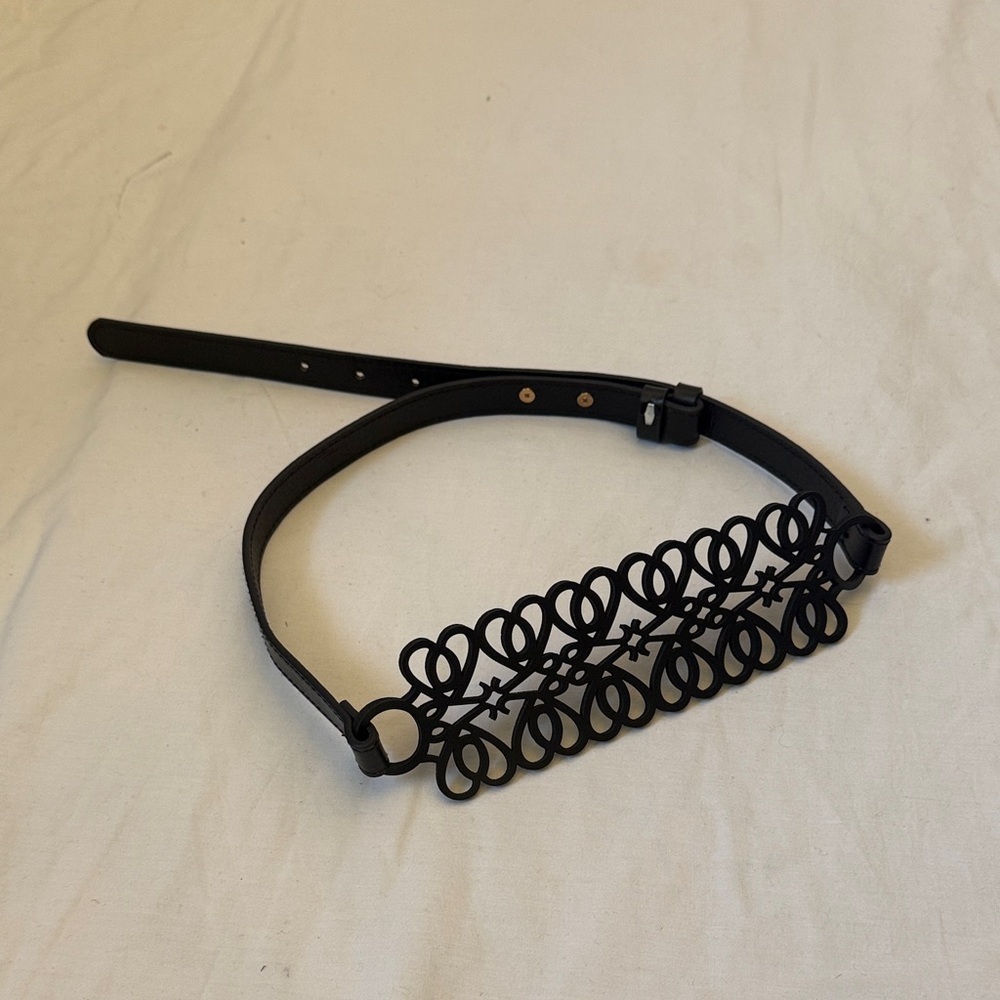 Elegant Black Cutout Belt - Picture 2 of 6